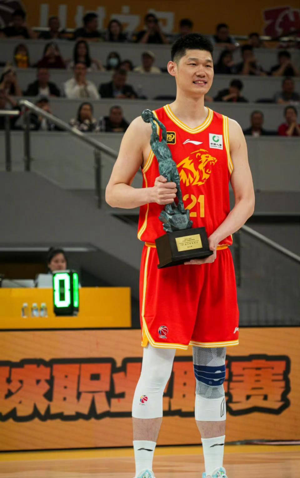 精彩绝伦！球员优异表现带领球队冲刺夺冠的简单介绍
